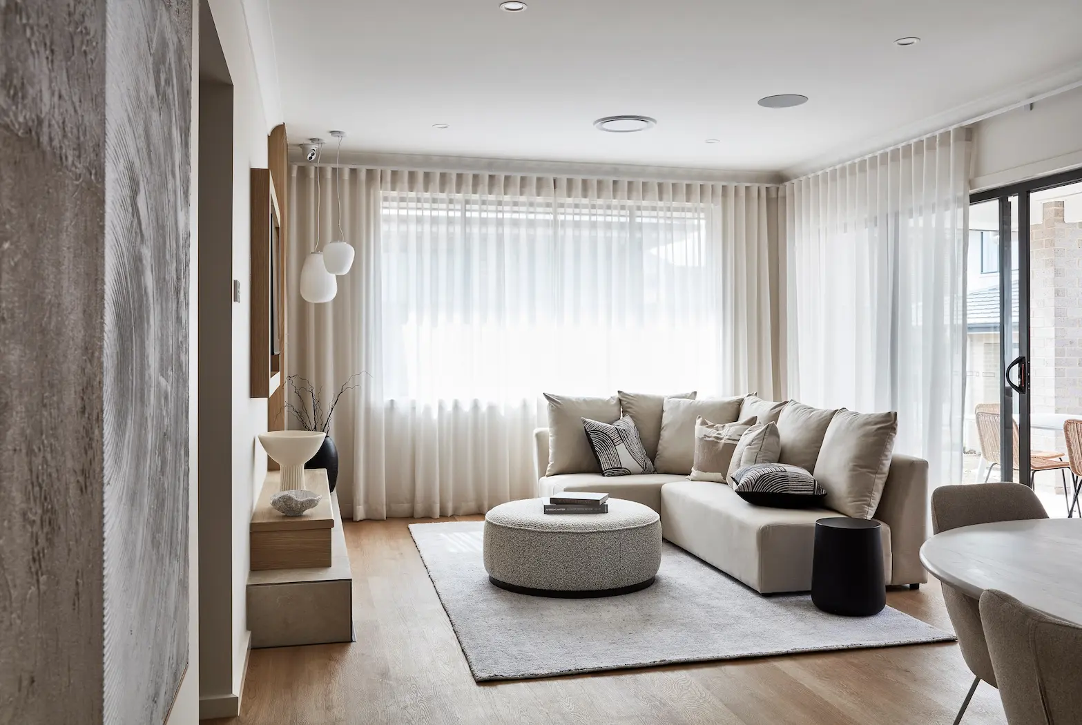 sala con cortinas traslucidas