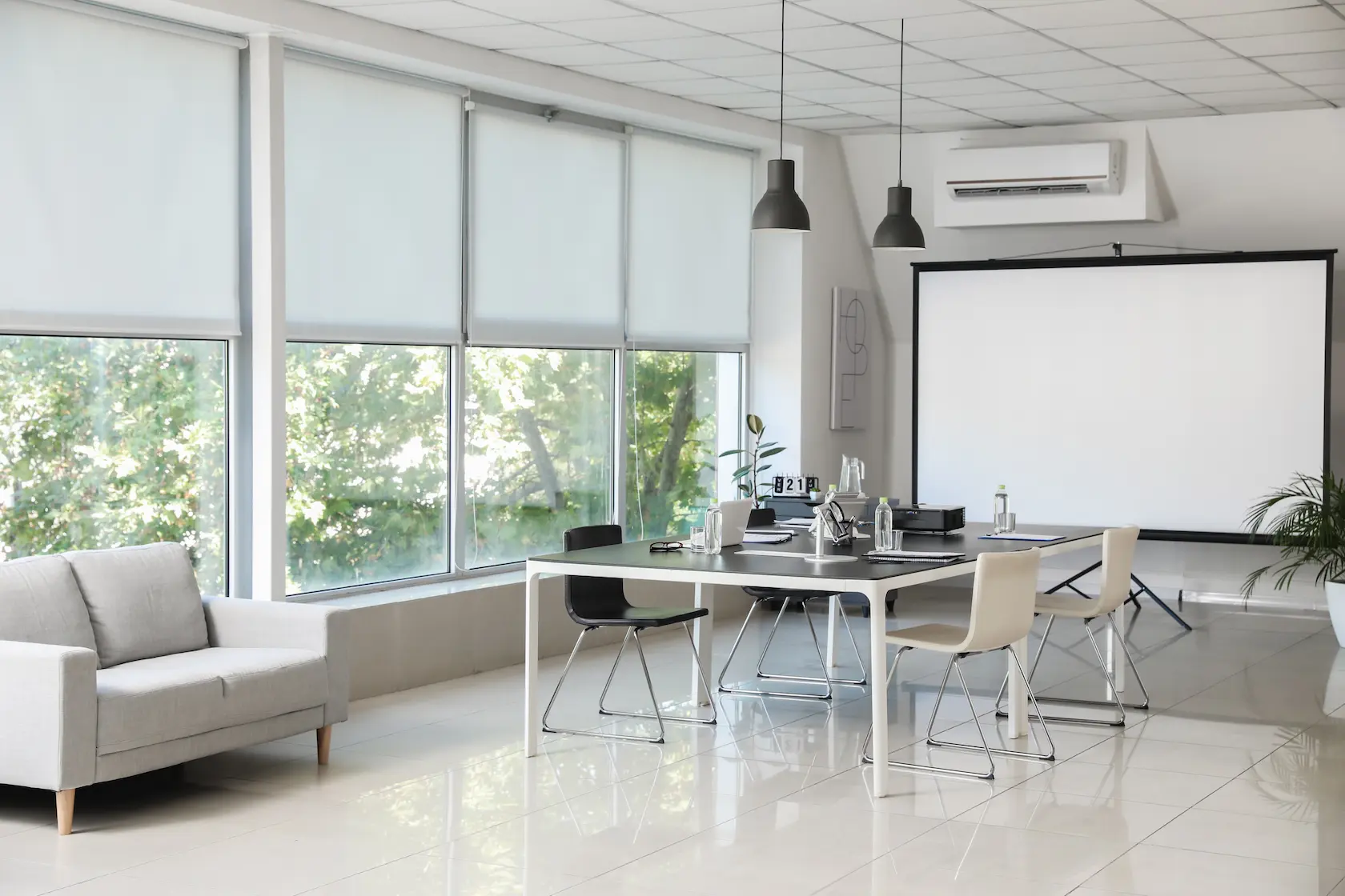 sala de oficina con persianas