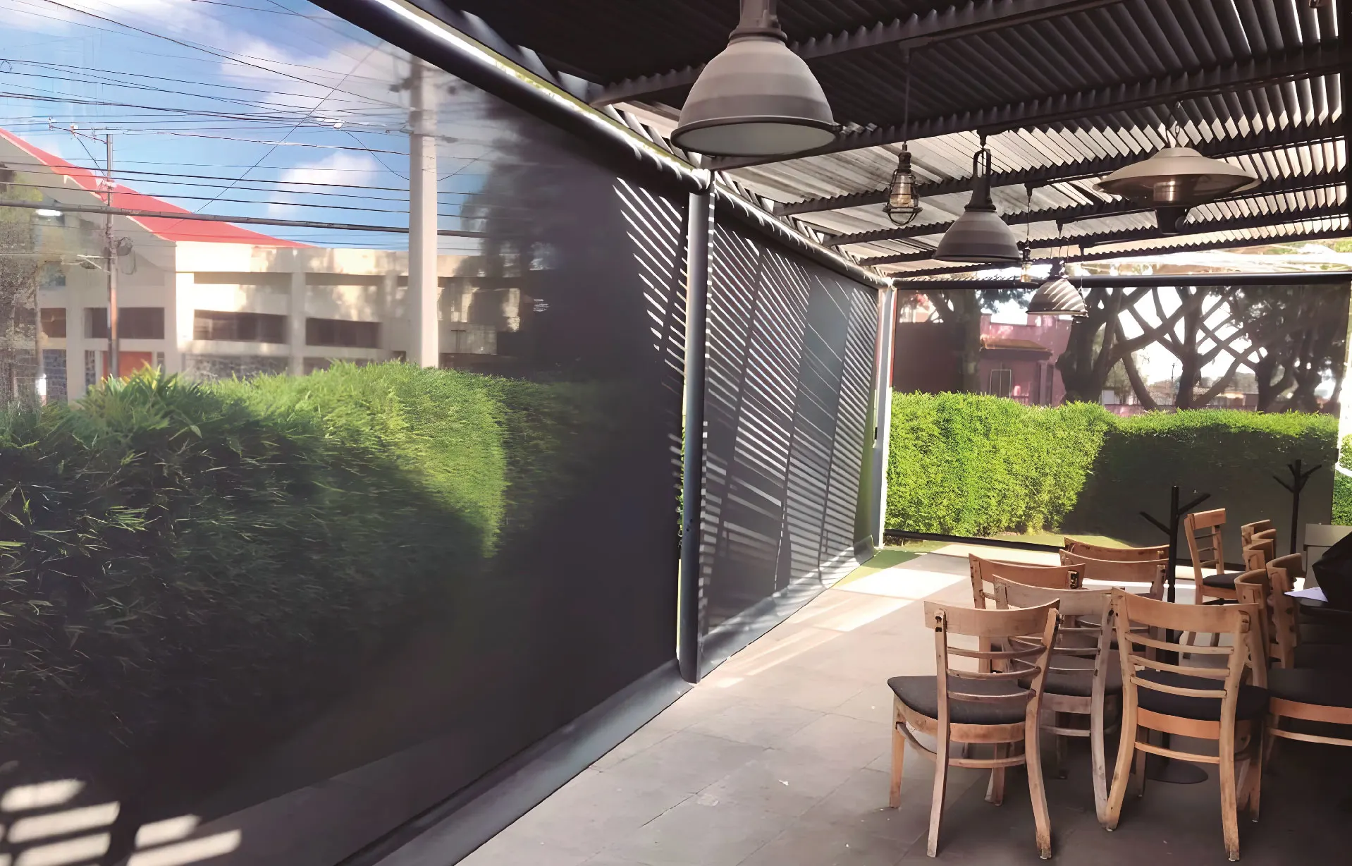 toldo vertical sunshade pro de color blanco instalada en una ventana