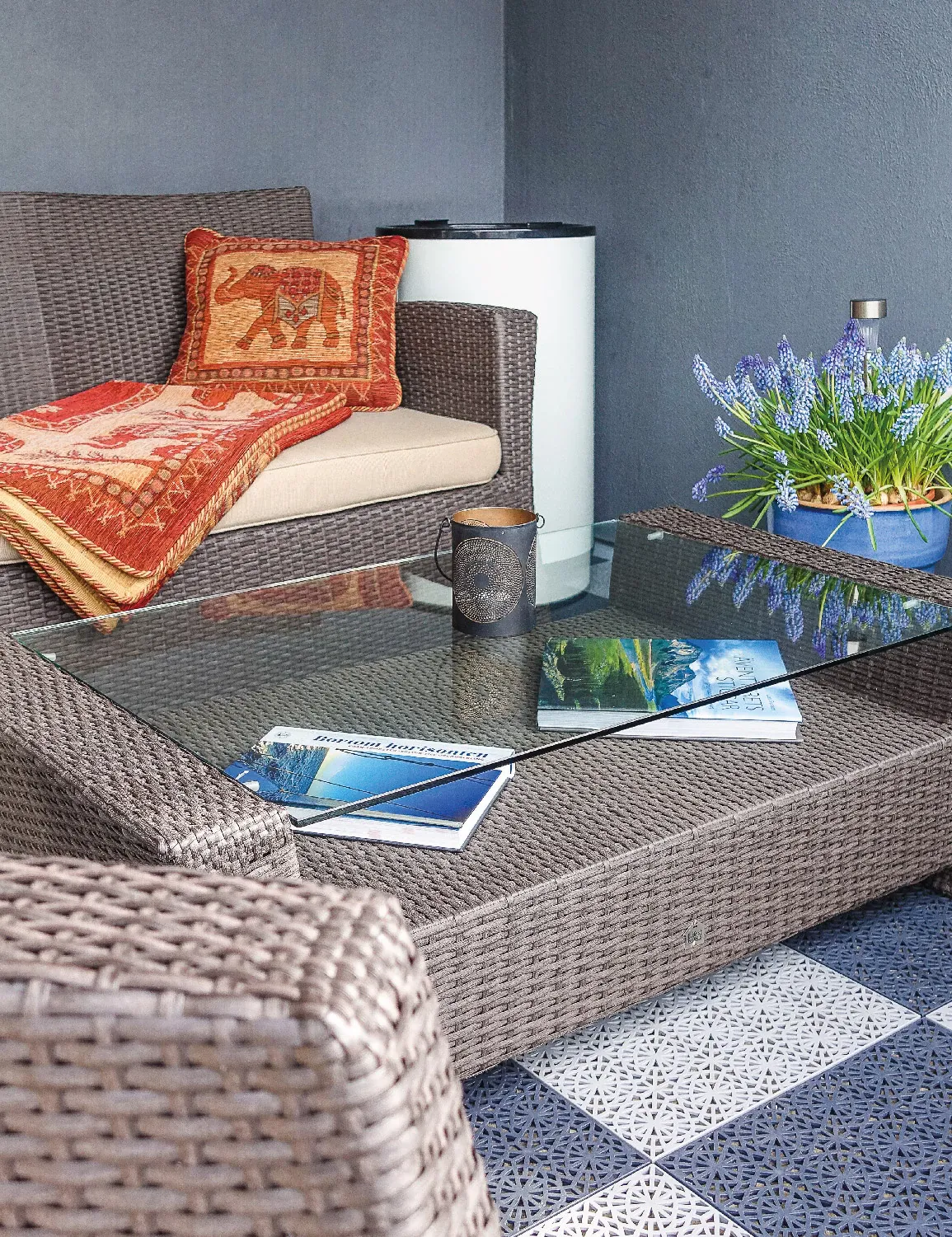 Piso práctico y versátil. Ideal para interior y exterior gracias a su amplia variedad de colores y diseños. Da un toque de color a la decoración de tus espacios.