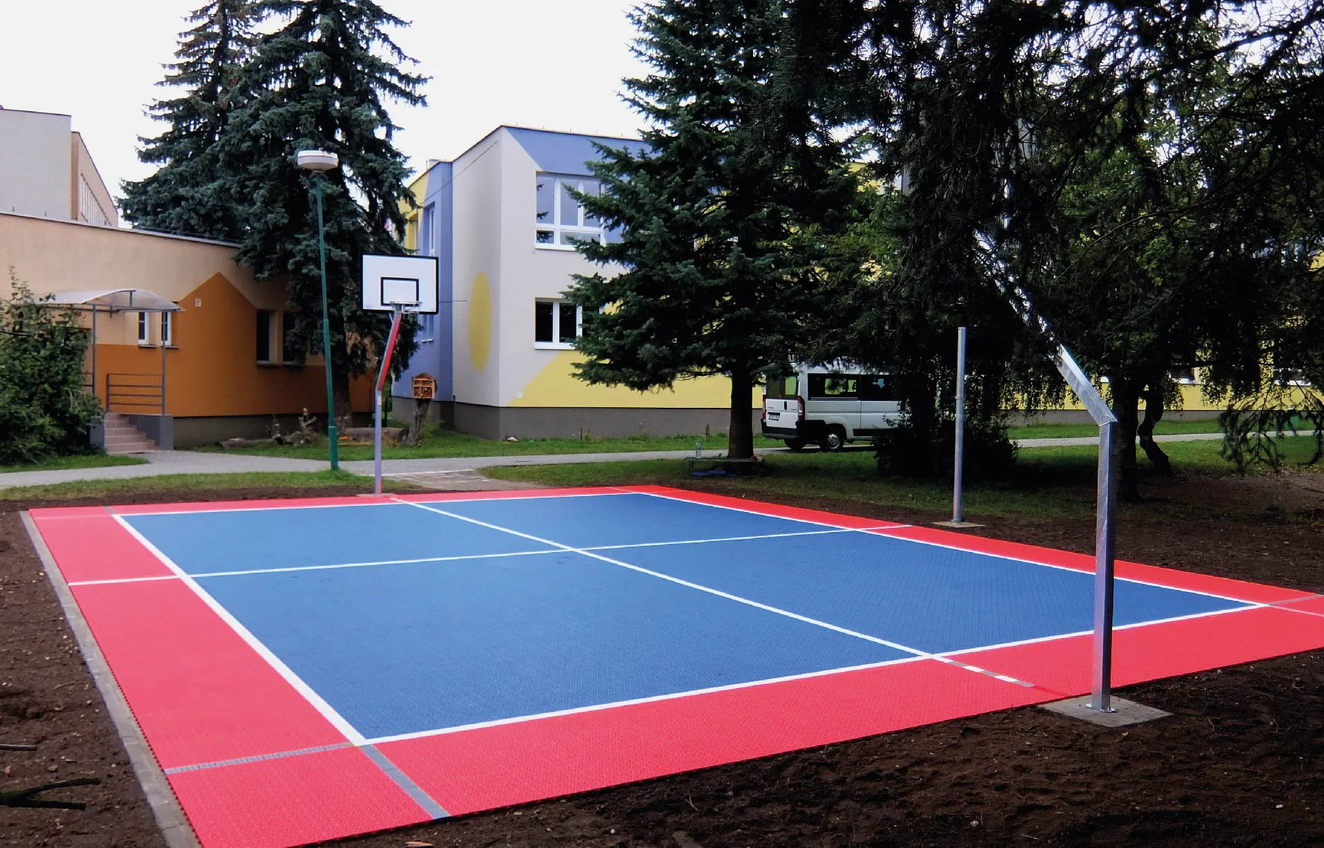 Estas baldosas tienen un índice de rebote ideal para ser utilizadas en áreas deportivas. Juega tu deporte favorito sin preocupaciones con Pisos Bergo.